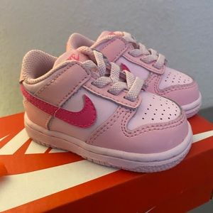 Nike dunk triple pink